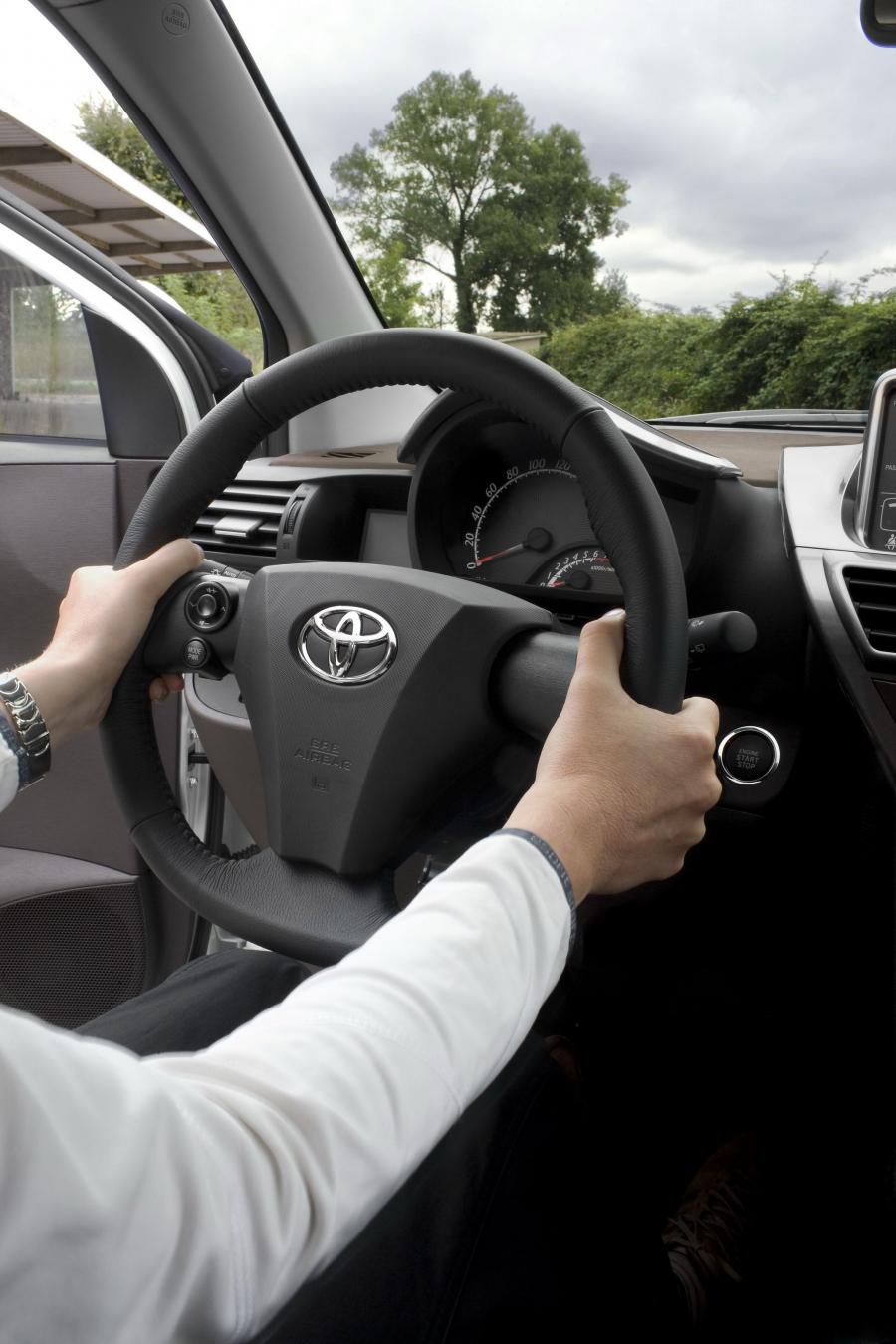  Toyota iQ 2008 года  (фото 137 из 225)